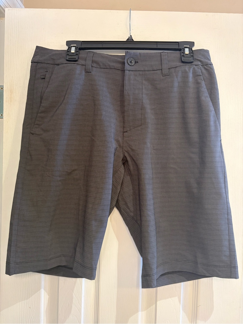 Hang Ten Men's Gray Pinstripe Flat Front Shorts